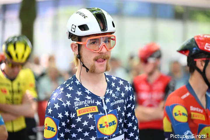 Quinn Simmons krijgt lof van Tadej Pogacar