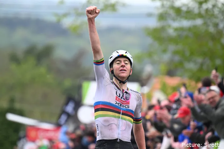 Tadej Pogacar wint een race