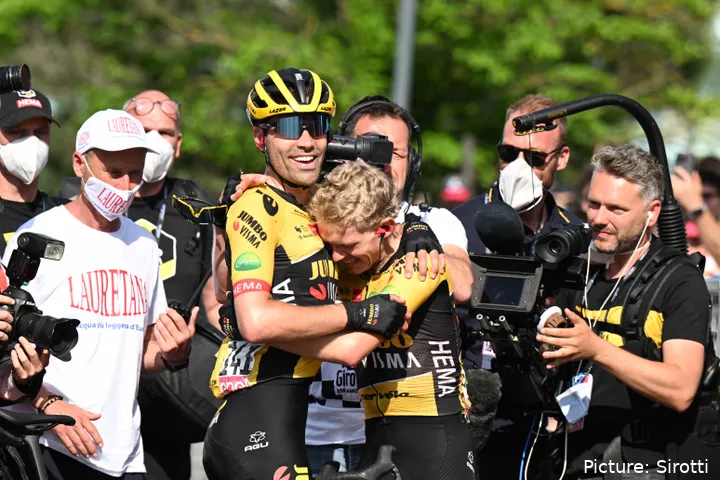 Tom Dumoulin viert de zege van ploeggenoot Koen Bouwman in de Giro d'Italia 2022, de laatste van zijn carrière