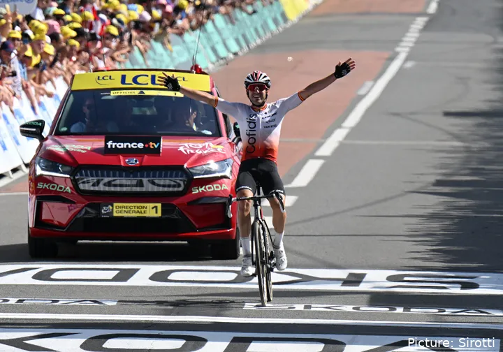 Ion Izagirre rijdt winnend over de streep