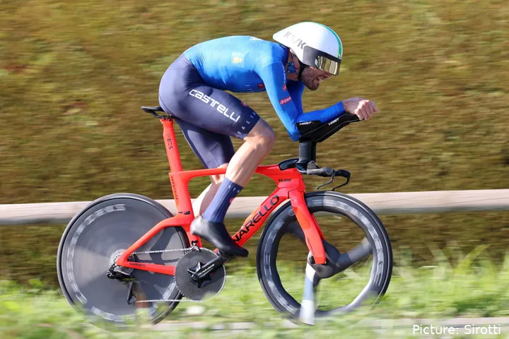 Filippo Ganna in actie op zijn tijdritfiets