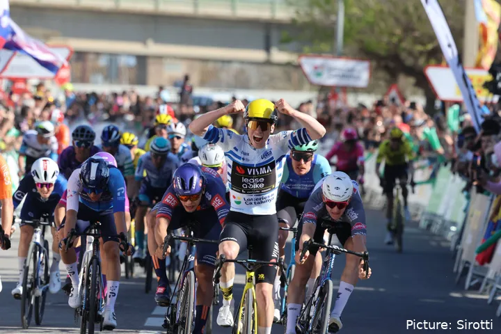 Matthew Brennan viert ritwinst; twee etappes in de Volta a Catalunya 2025