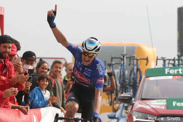 Jay Vine komt juichend over de finish