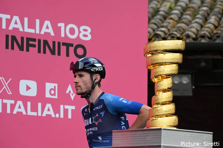Derek Gee poseert naast de trofee van de Giro d'Italia