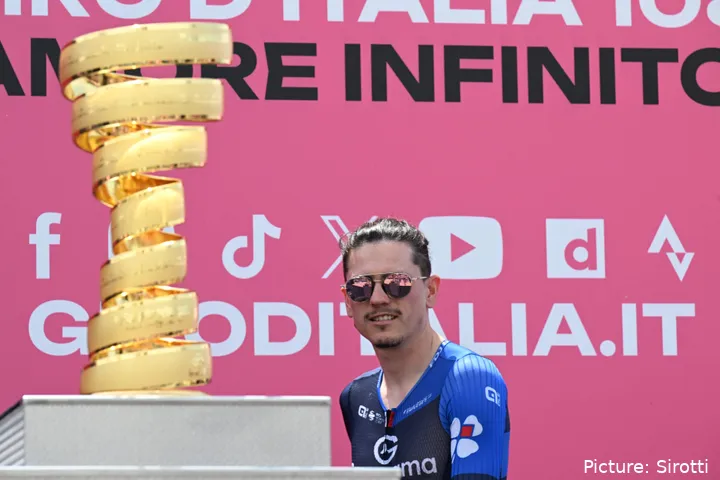 Gaudu op het startpodium van de Giro d'Italia