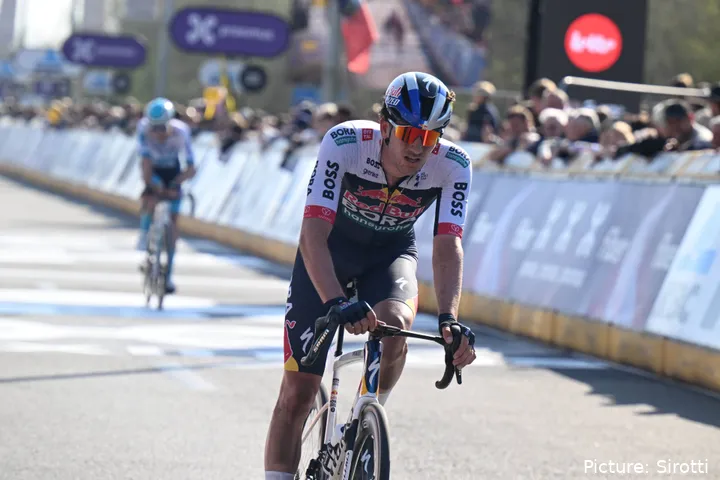 Mick van Dijke rijdt over de finish