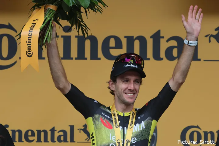 Simon Yates op het podium