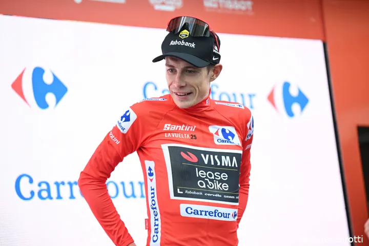 Jonas Vingegaard in de rode trui in de Vuelta a España