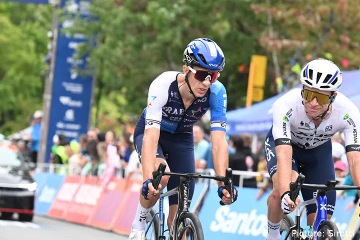 George Bennett en Aaron Gate komen over de finish