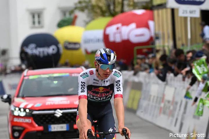 Emil Herzog komt over de finish