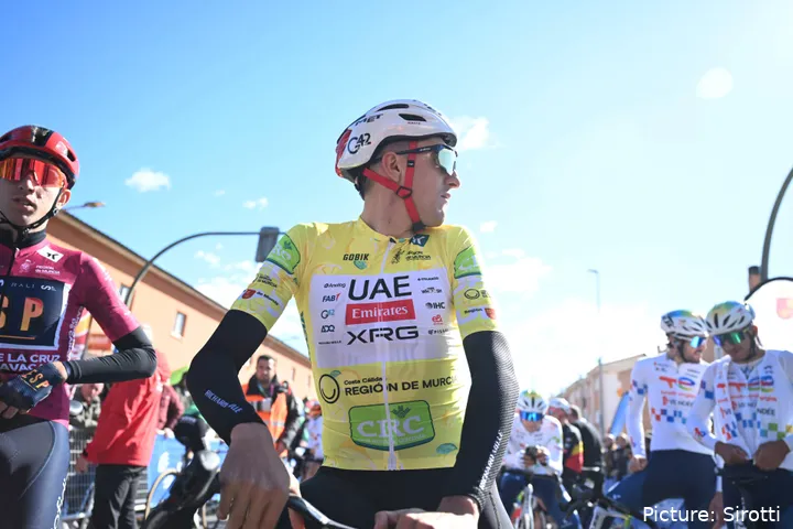 Marc Soler in de leiderstrui tijdens de Vuelta Murcia 2026