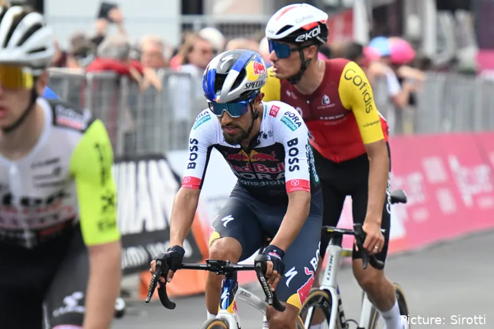 Daniel Martínez rijdt over de finish