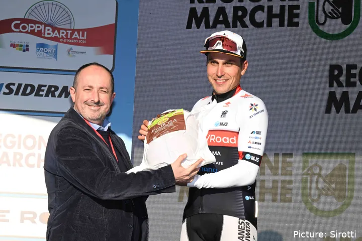 Matteo Malucelli ontvangt een prijs op het podium