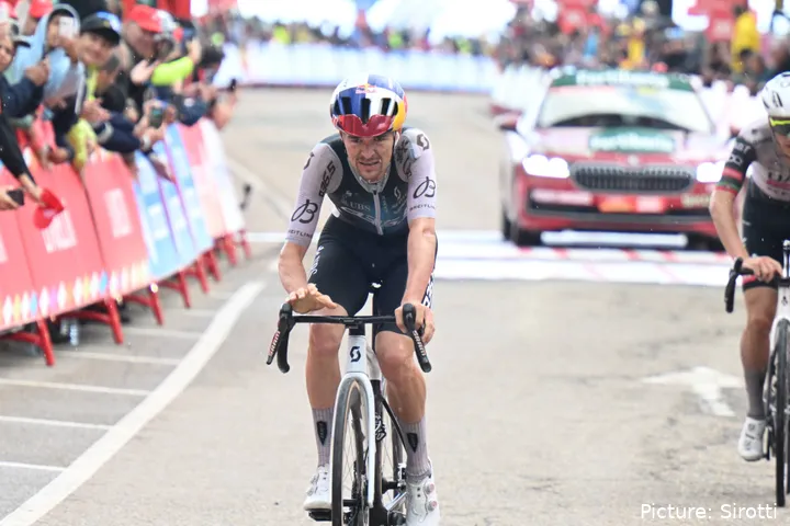 Tom Pidcock komt over de finish