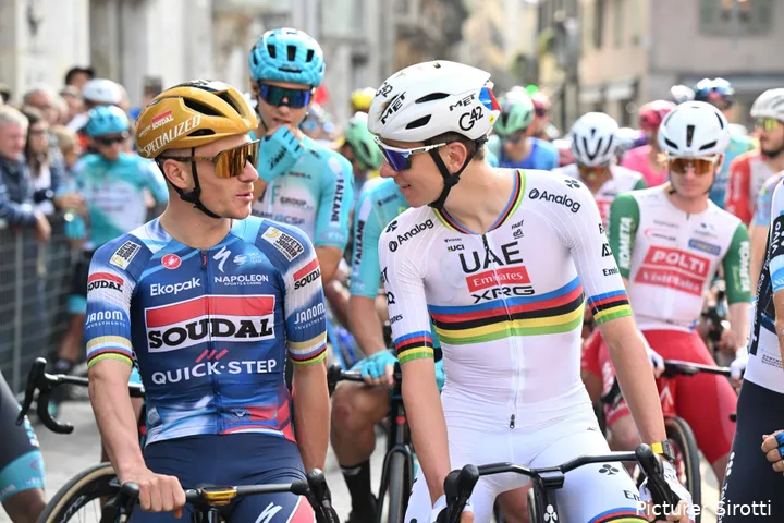 Remco Evenepoel naast Tadej Pogacar aan de start