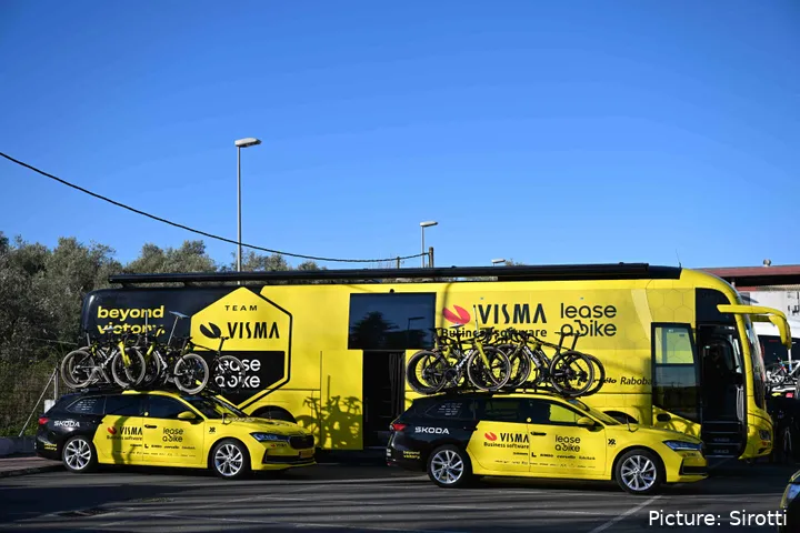 Team Visma | Lease a Bike teambus en ploegauto's op etappe 4 van de Vuelta a Andalucia 2026
