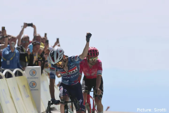 Valentin Paret-Peintre komt zegevierend over de finish
