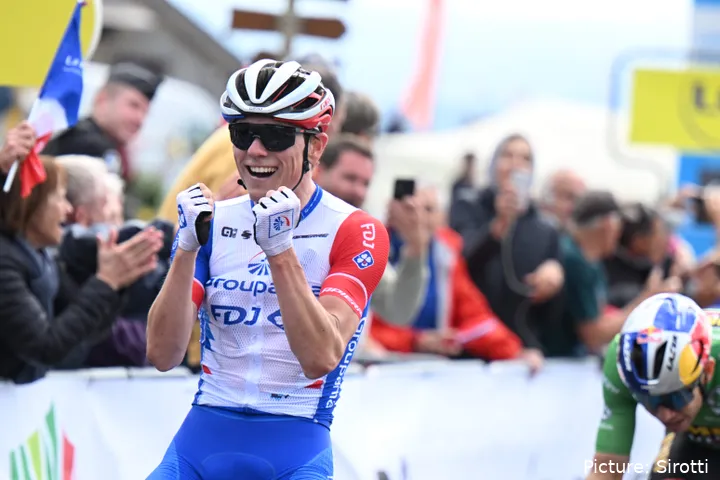 David Gaudu komt zegevierend over de finish