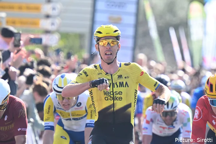 Christophe Laporte balt de vuist bij zijn zege in etappe 1 van de Vuelta a Andalucia 2026