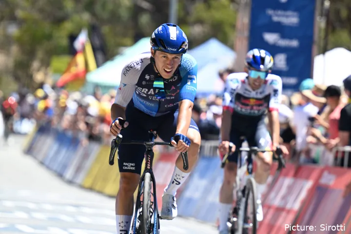 Corbin Strong komt over de finish