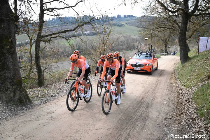 INEOS Grenadiers trainen op het grind in aanloop naar Strade Bianche 2026