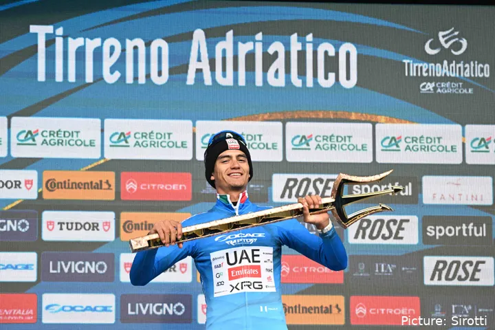 Isaac del Toro poseert met de Trofeo van Tirreno–Adriatico 2026