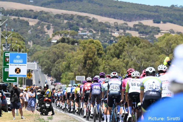 Beeld van een peloton tijdens een UCI-wedstrijd