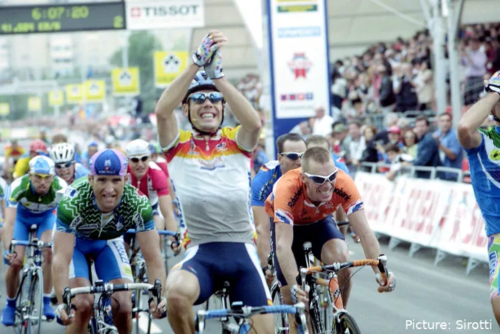 Óscar Freire komt zegevierend over de finish