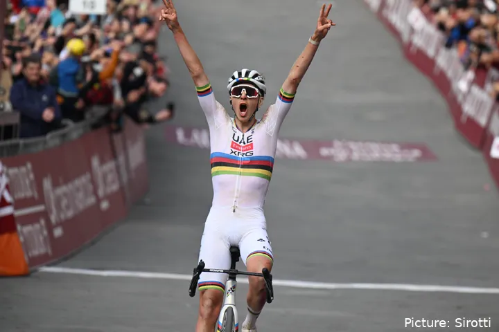 Pogacar steekt zijn armen in de lucht na zijn vierde zege in Strade Bianche