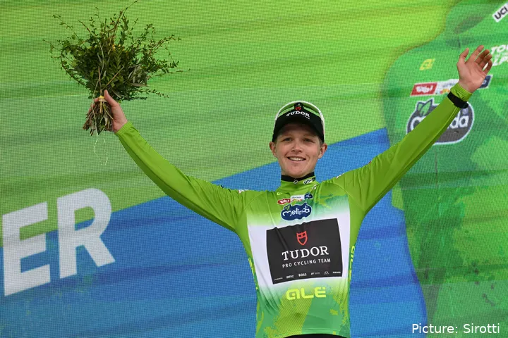 Michael Storer viert zijn eindzege in het klassement van de Tour of the Alps 2025