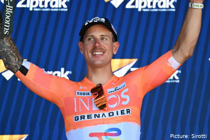 Sam Welsford op het podium na winst in etappe 3 van de 2026 Tour Down Under