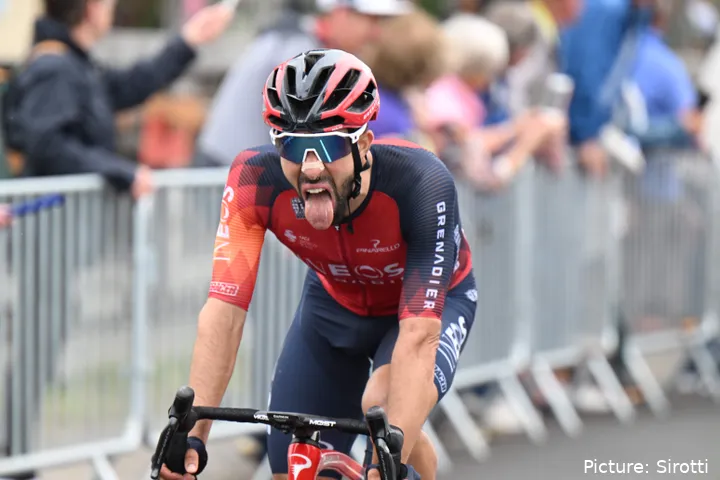 Jonathan Castroviejo steekt zijn tong uit