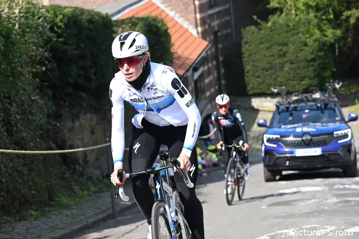 Demi Vollering tijdens verkenning voorafgaand aan La Flèche Wallonne 2026