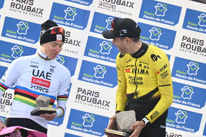 Tadej Pogacar en Wout van Aert in de Paris-Roubaix 2026