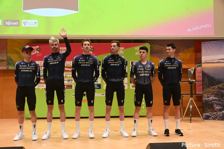 Pinarello-Q36.5 Pro Cycling Team tijdens de persconferentie voorafgaand aan de Tour of the Alps 2026