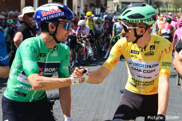 Primoz Roglic en Paul Seixas schudden elkaar de hand in de Ronde van Baskenland 2026