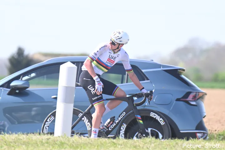 Tadej Pogacar tijdens de kasseienverkenning voorafgaand aan Paris-Roubaix 2026