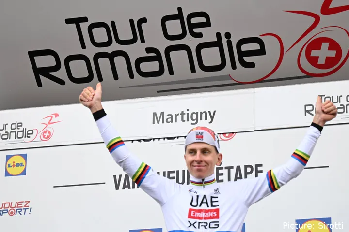 Tadej Pogacar op het podium van de Tour de Romandie 2026