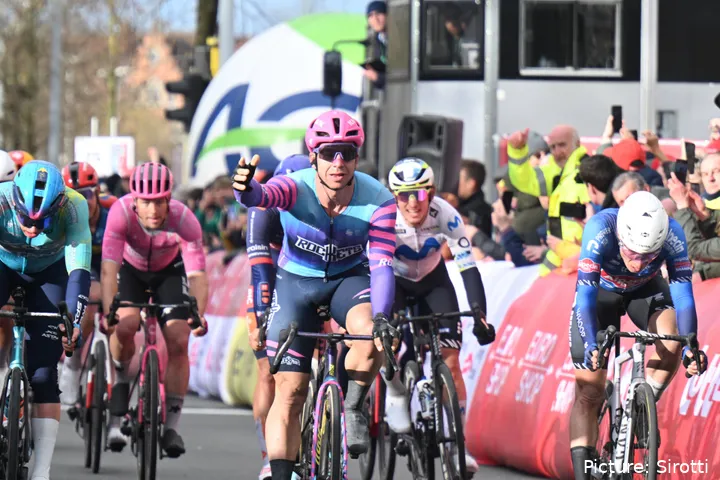 Dylan Groenewegen wint in Brugge en juicht
