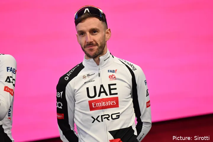 Adam Yates bij de teampresentatie van de Giro d’Italia 2026