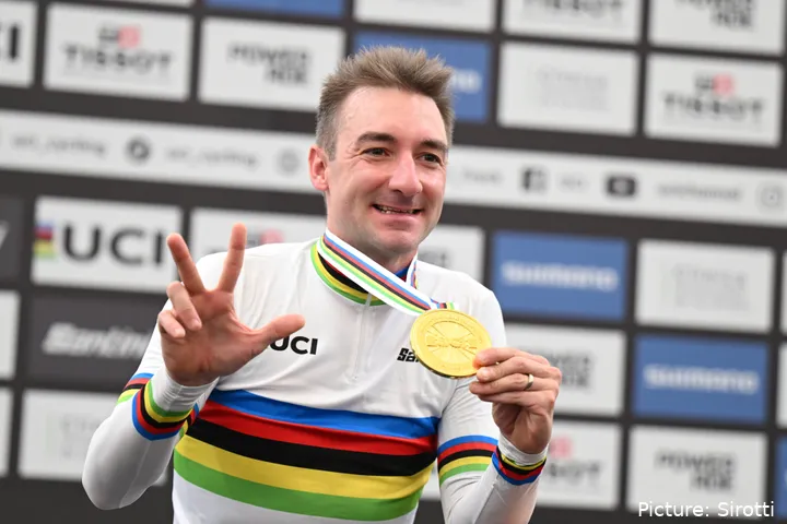 Elia Viviani sloot zijn profcarrière af met de regenboogtrui op de baan