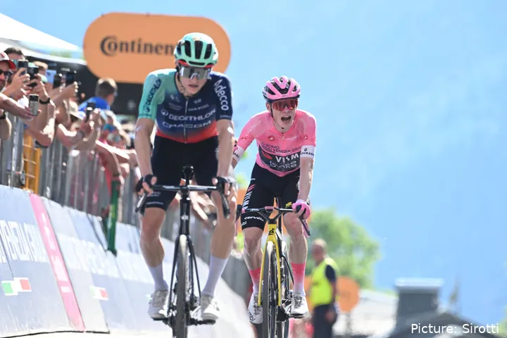 Felix Gall en Jonas Vingegaard komen samen over de streep in etappe 19 van de Giro d’Italia 2026