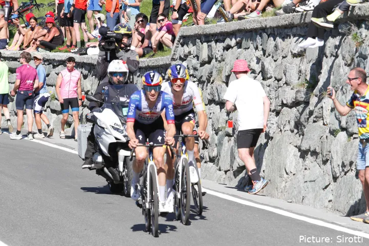 Jai Hindley en Giulio Pellizzari in de Giro d'Italia 2026