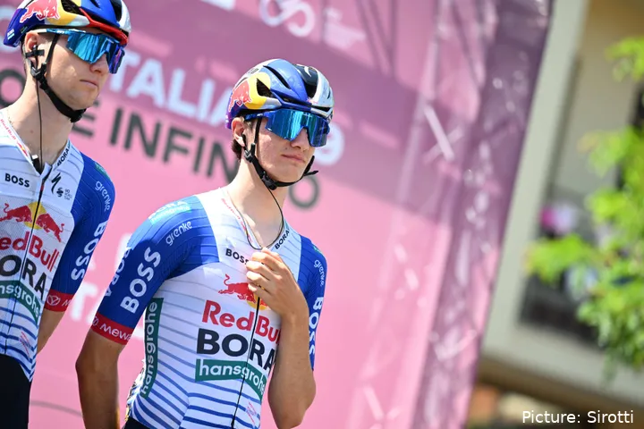 Giulio Pellizzari voor de start van etappe 17 in de Giro d’Italia 2026