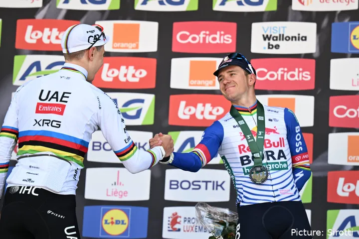 Tadej Pogacar en Remco Evenepoel op het podium van Luik-Bastenaken-Luik 2026