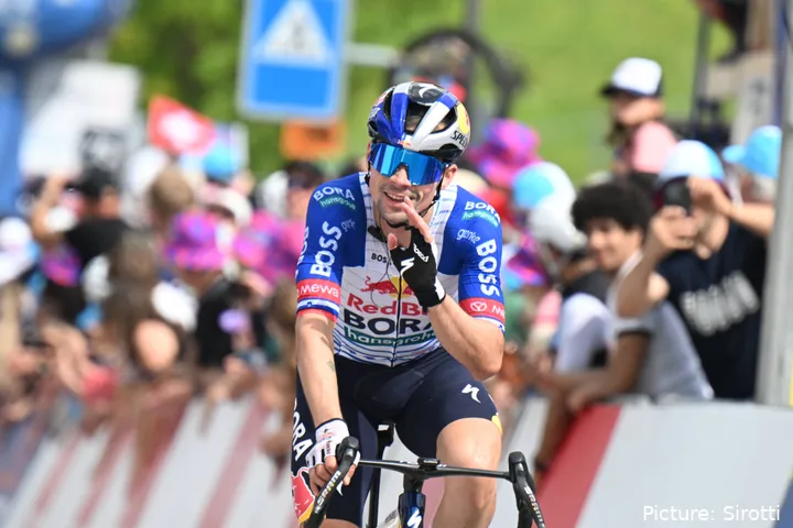 Primoz Roglic finisht bij de Tour de Romandie 2026