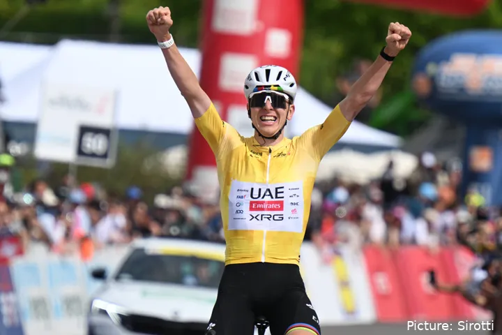 Tadej Pogacar juicht bij de finish na zijn winst in etappe 4 van de Tour de Romandie 2026