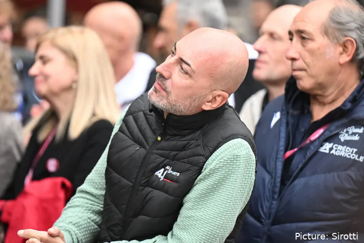 Manager van Tadej Pogacar, Alex Carera, bij de Strade Bianche 2026