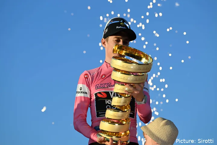 Jonas Vingegaard op het eindpodium van de Giro d’Italia 2026