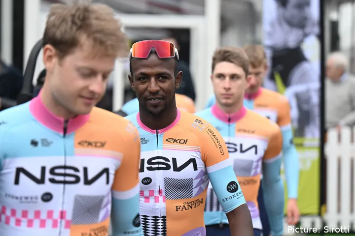 Biniam Girmay voor Parijs-Roubaix 2026